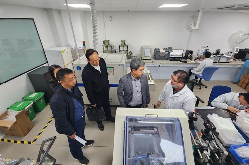 学校领导及首席科学家深入风华高科国家重点实验室洽谈合作.jpg