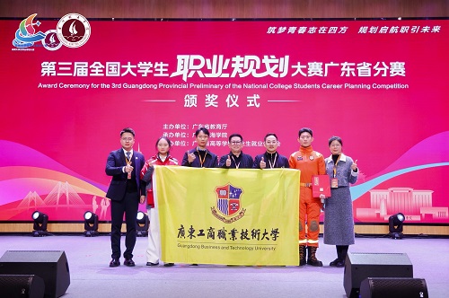 副校长刘志坚与参赛师生团队合影.jpg