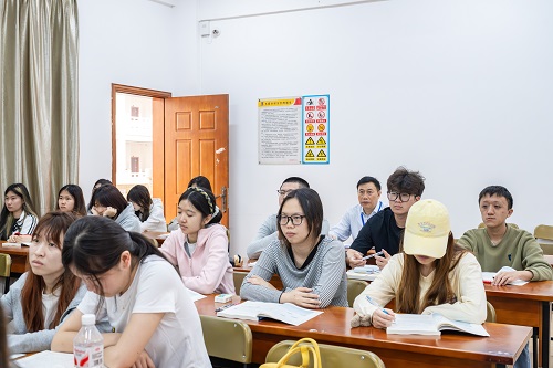 学校领导在星湖校区听课巡查2.jpg