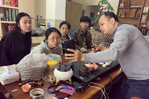 师生团队走访当地企业.jpg