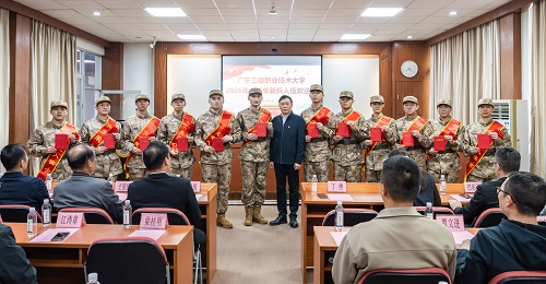 丁勇与入伍学生合影.jpg