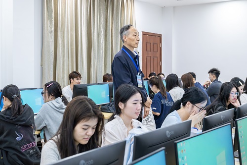 学校领导在星湖校区听课巡查1.jpg
