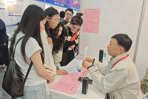 赵同胤解答求职者问题.jpg